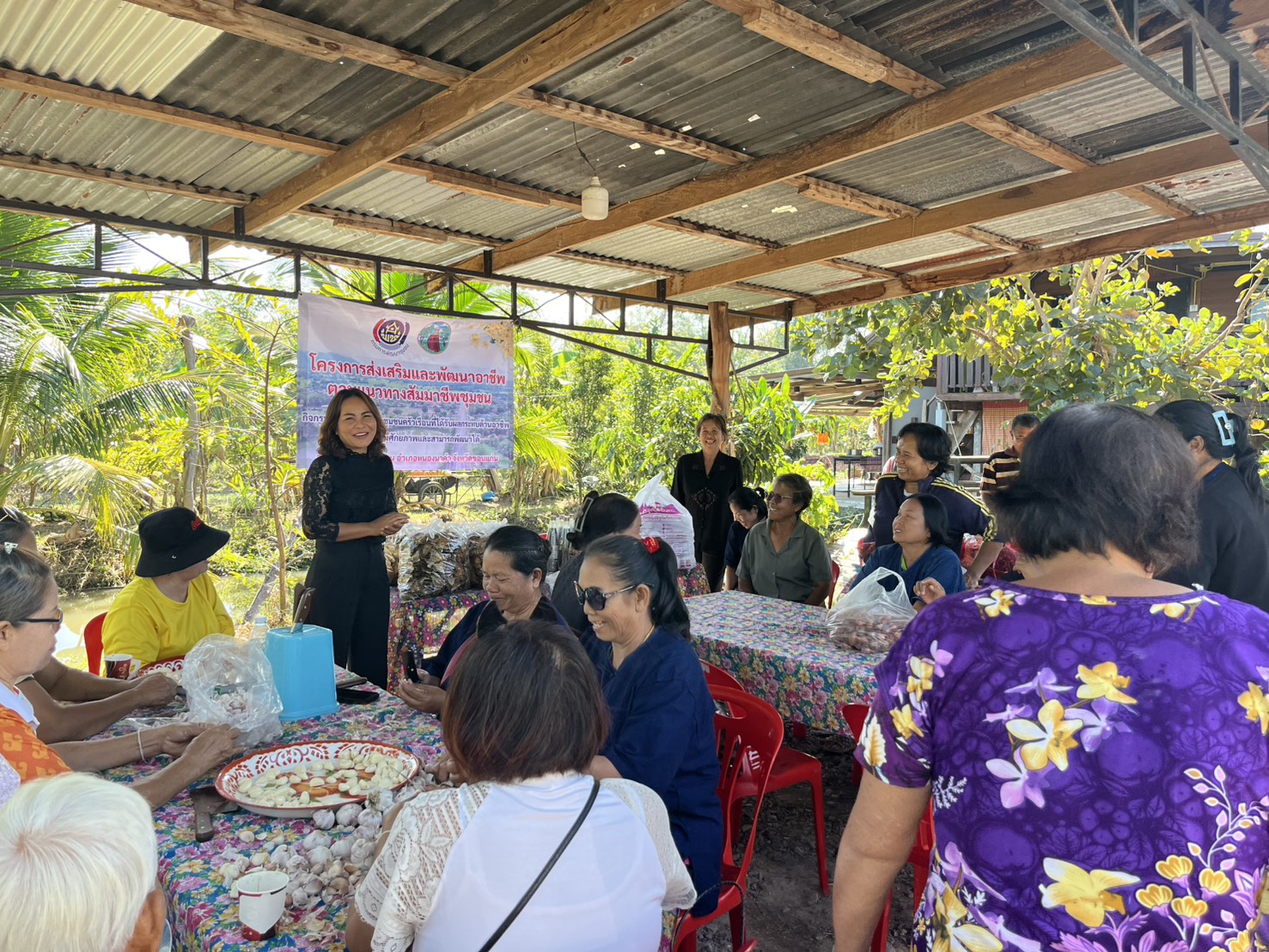 พช.หนองนาคำ : จัดอบรมโครงการส่งเสริมและพัฒนาอาชีพตามแนวทางสัมมาชีพชุมชน